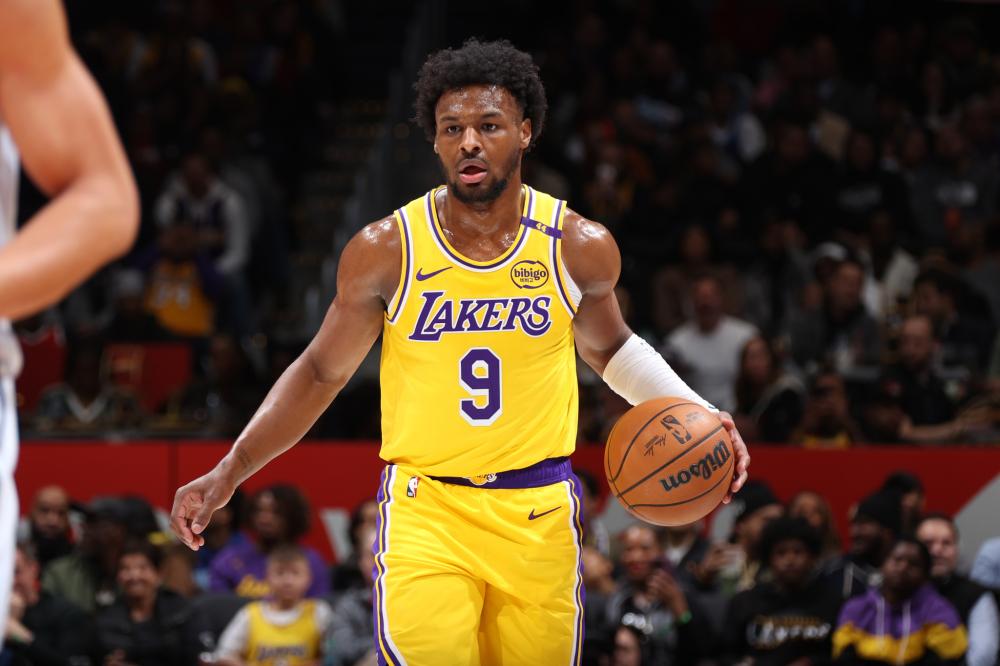 它强调通过 它强调通过